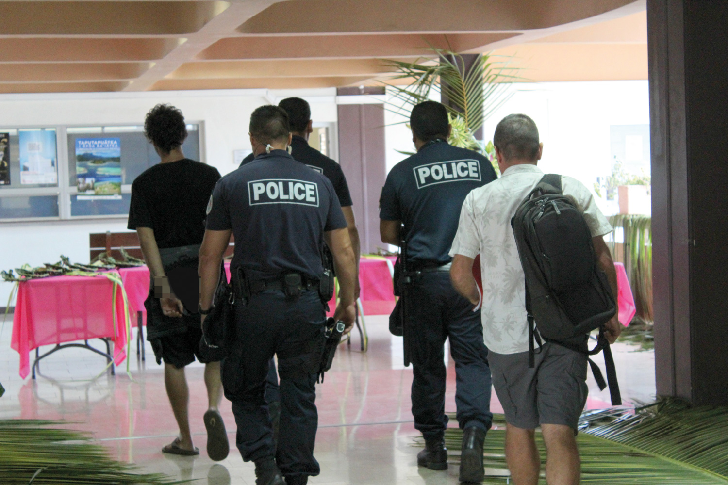 Interpellé avec un colt et plus de 7 millions en cash