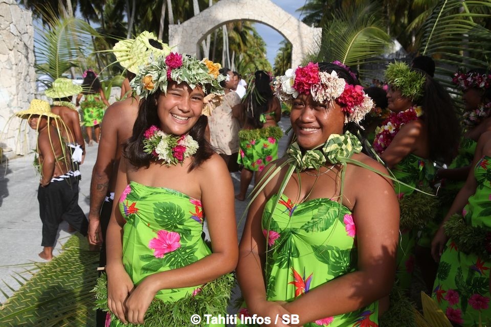 Le Président du pays a été accueilli par un spectacle de danse à l'entrée du village de Tumukuru