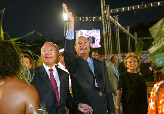 Jacques Chirac en compagnie de Gaston Flosse en juillet 2003, lors de la visite officielle du président de la République en Polynésie française.
