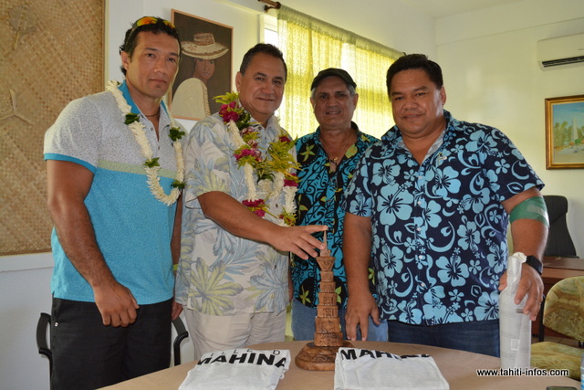 Les maires de Mahina et Rapa Nui se sont rencontrés ce mardi matin afin de définir les grandes lignes de leur futur partenariat, sur le plan culturel, touristique ou encore économique. De gauche à droite : Jovino Rafael Tuki (directeur de la jeunesse et des sports à Rapa Nui), Petero Edmunds Paoa (maire de Rapa Nui), Frédéric Fritch (1er adjoint au maire de Mahina) et Damas Teuira (maire de Mahina).