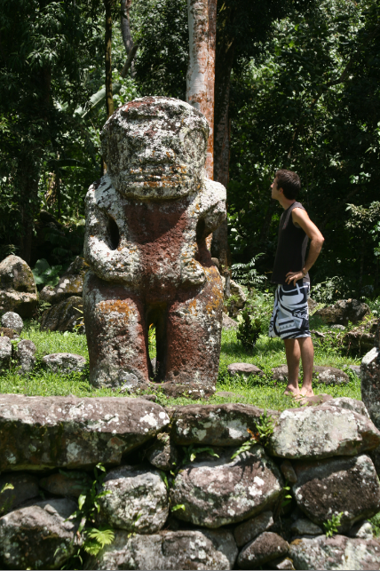 Takaii, au second plan, passe pour être le plus grand tiki ancien de Polynésie française, avec 2,67m de hauteur.