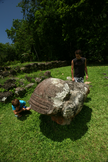 L'énigmatique statue baptisée Makii Taua Pepe, dont on ignore la signification précise et l'usage, malgré bien des hypothèses (peut-être une femme accouchant).