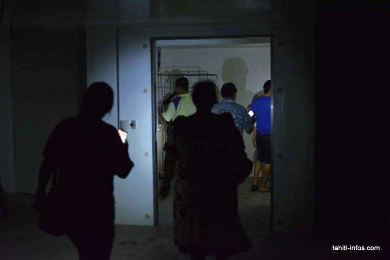 Sans électricité, les acheteurs qui s'éloignaient du groupe devaient sortir leurs mori pata