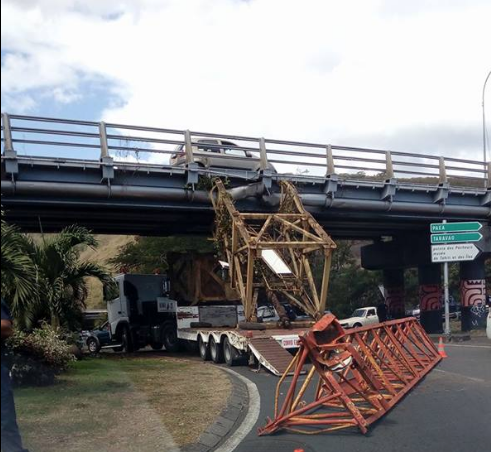 Insolite - Un camion coincé sous le pont de la Punaruu