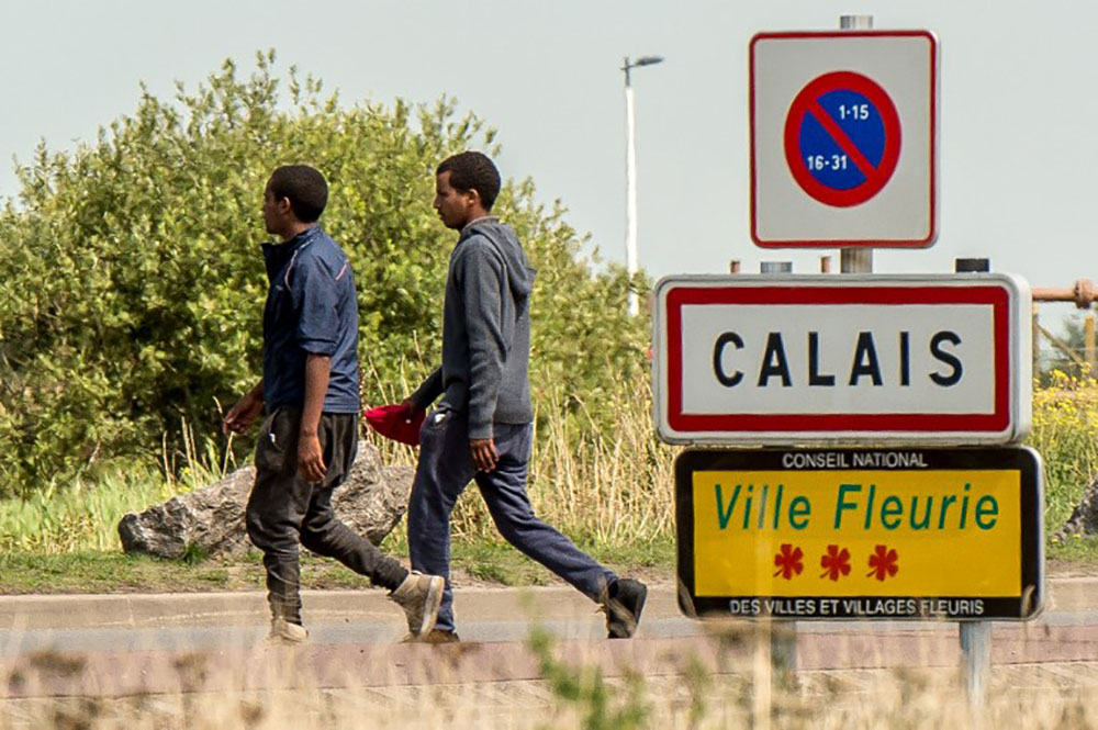 Migrants à Calais: douches et sanitaires installés dès "la semaine prochaine"