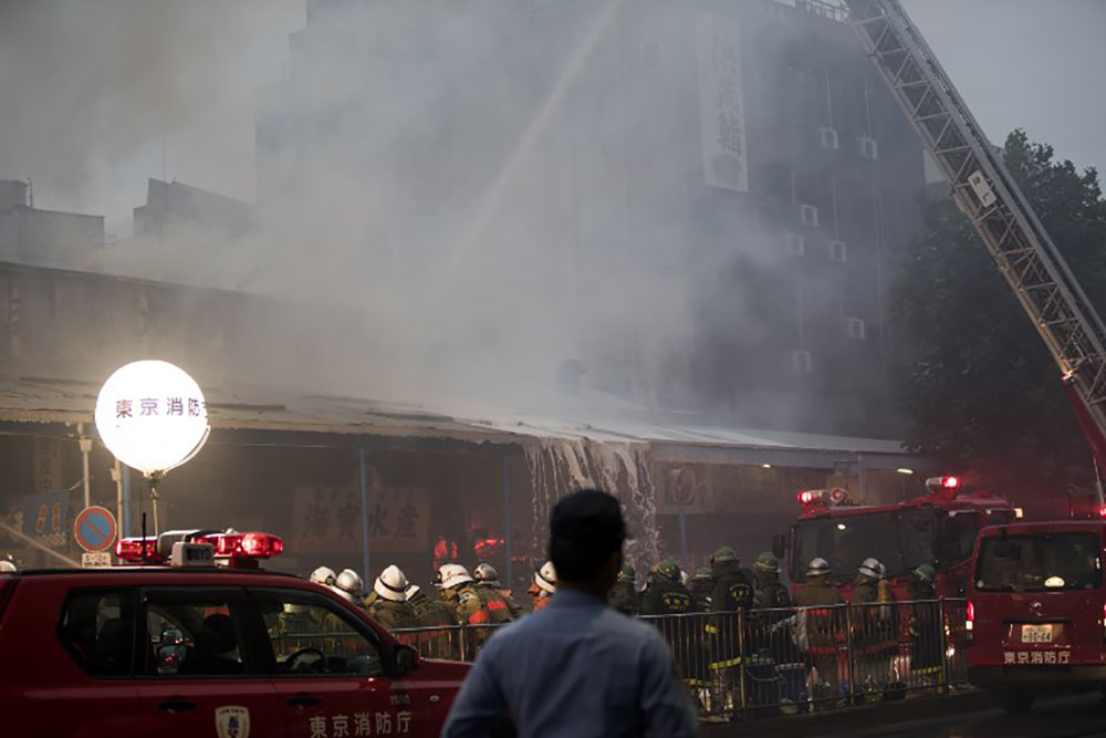 Incendie près du célèbre marché au poisson de Tsukiji à Tokyo