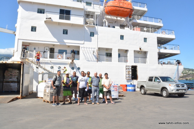 Patrice Colombani entouré d'une partie de l'équipage du Tuhaa Pae 4.