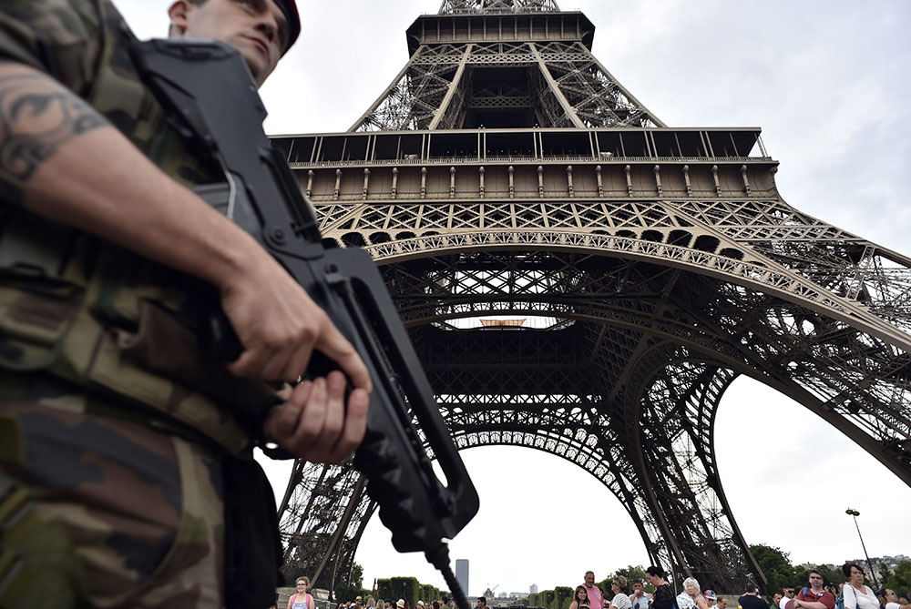 Tour Eiffel: un homme arrêté avec un couteau dit avoir voulu attaquer un militaire