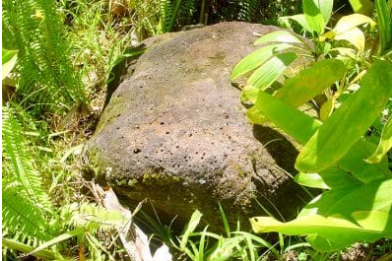 La pierre noire Tauauri près de la carrière