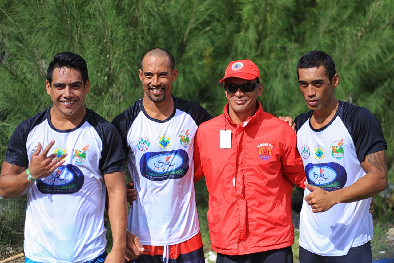 En rouge Patrick Viriamu, champion du monde de para va'a marathon, originaire de Tubuai