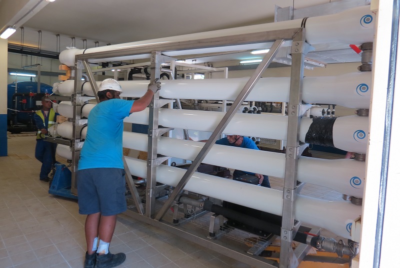 Ces tubes sont les osmoseurs inverses d'Osmosun en train d'être installés à Bora Bora début 2017. Ils ont une capacité maximale de 80 m³ d'eau par jour, et en produisent en moyenne 70 mètres cubes par jour depuis mars dernier.