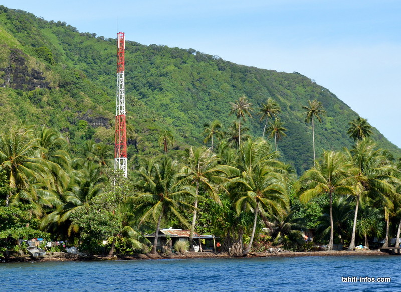 Les pylônes sont des constructions qui servent à héberger les antennes des opérateurs mobiles. Rien n'empêche un seul pilonne d'héberger plusieurs opérateurs, mais c'est encore très rare en Polynésie.
