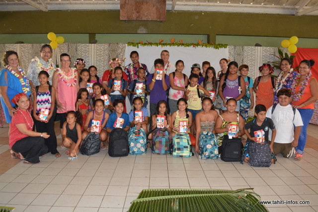 25 élèves de Arue ont reçu leur nouveau cartable ce mercredi.