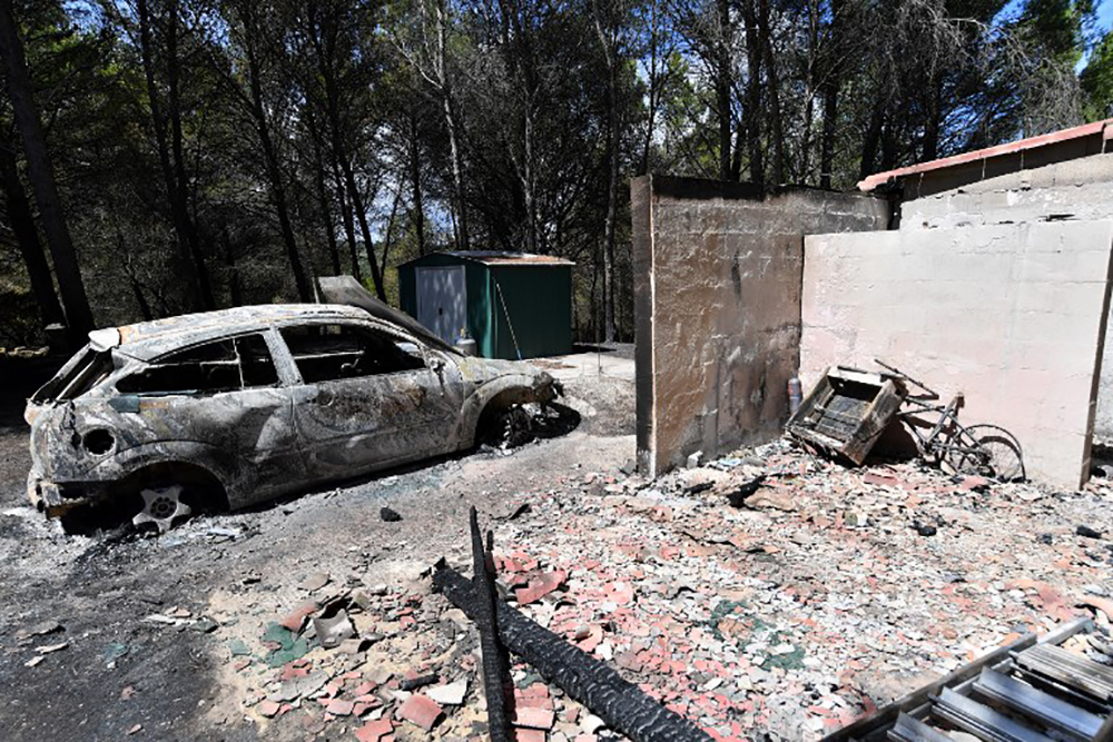 Hérault: l'incendie fixé, opérations de noyage en cours
