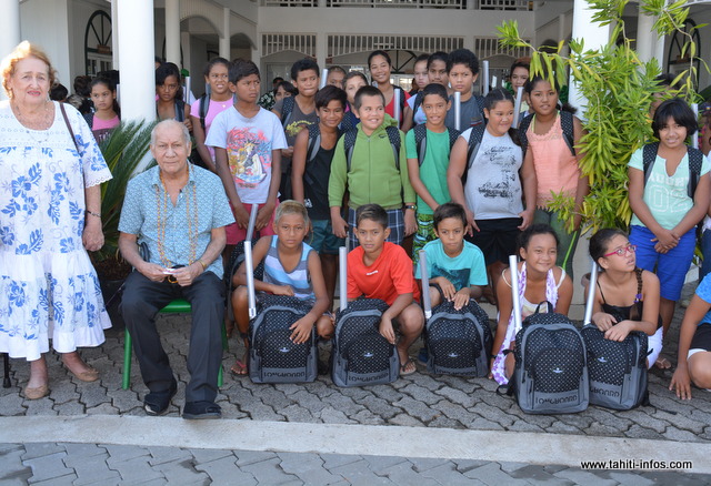 Cinquante enfants de Paea ont reçu ce jeudi matin leur cartable pour bien démarrer leur scolarité au collège Teriitua A Teriierooiterai.