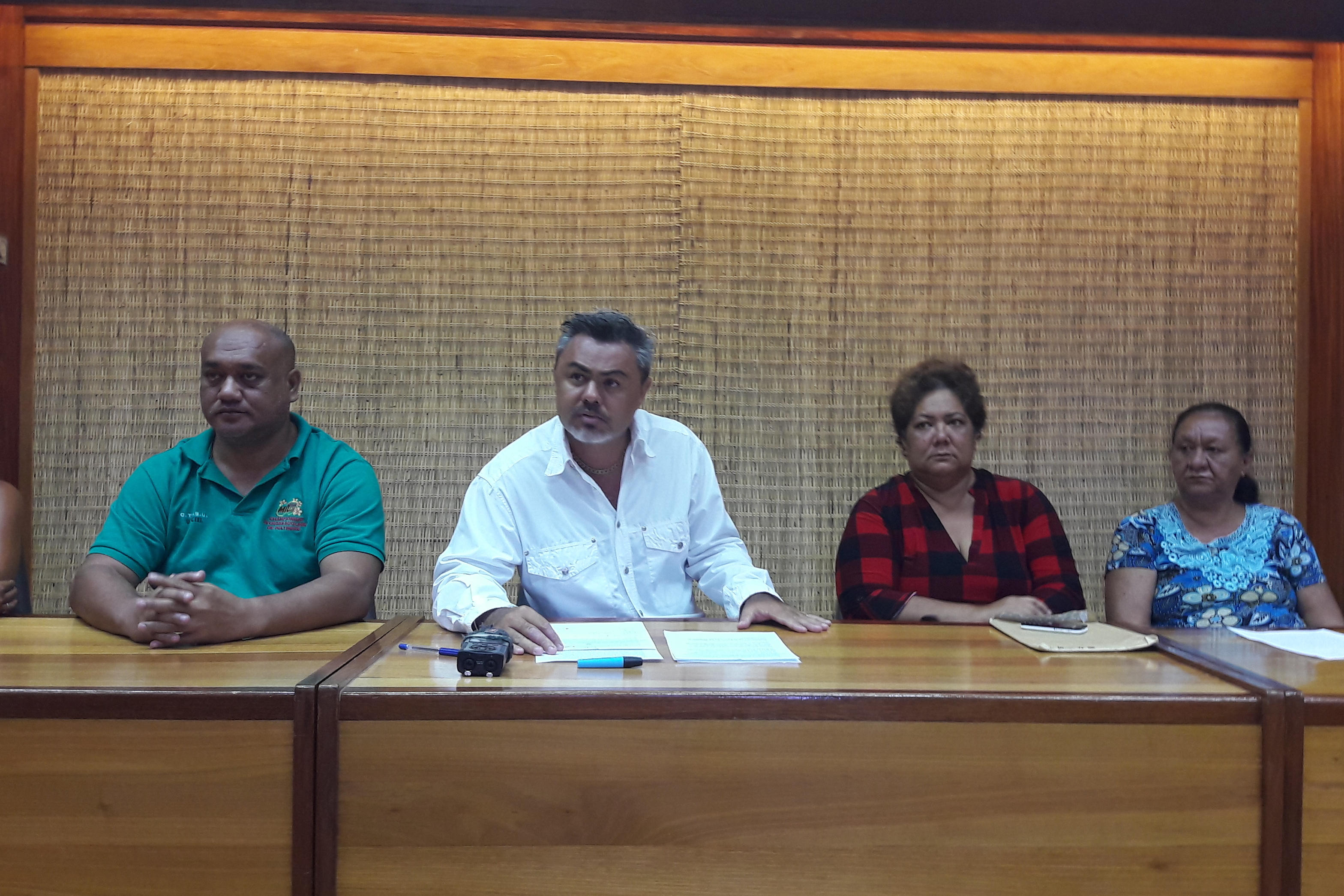 Les parents d’élèves de la fédération Ta’u Tama Here de Moorea et la fédération polynésienne des associations de parents d’élèves ont dénoncé, jeudi matin, le flou qui règne autour du service de restauration scolaire, à une semaine de la rentrée.