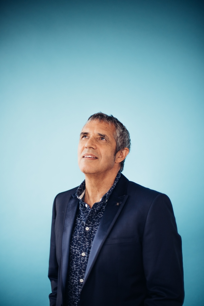 Le chanteur et compositeur vient fêter ses 50 ans de carrière à Tahiti.