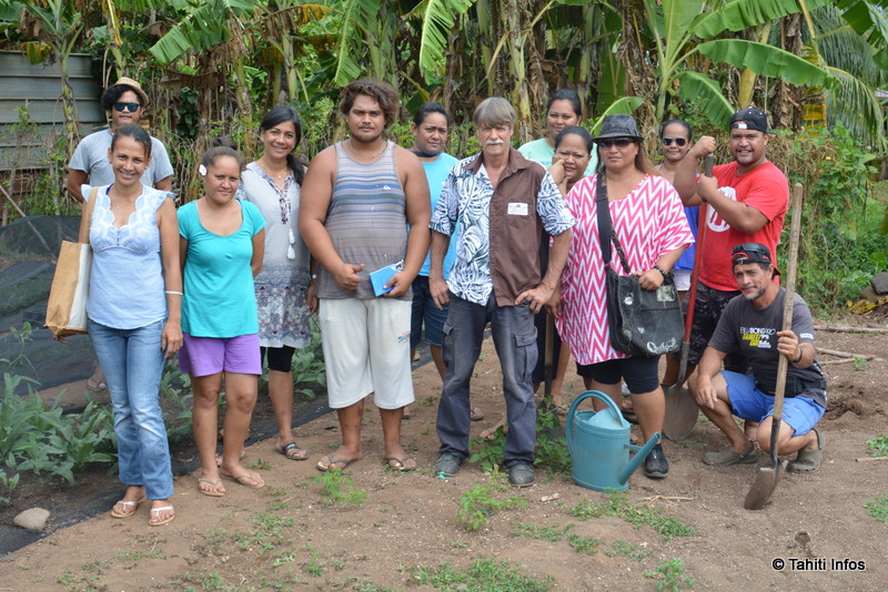 Les apprentis jardiniers bio de Bio Tupuna et de Marutaha-Nui dans leur faapu partagé de Faa'a