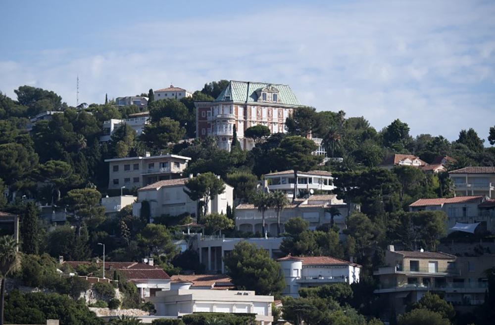 Macron porte plainte contre un photographe pour "harcèlement"