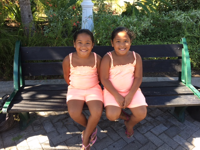 Mihianau et Hereanau ont 6 ans. Comme l’explique leur papa, « bien que jumelles, elles ont des tempéraments opposés ! »