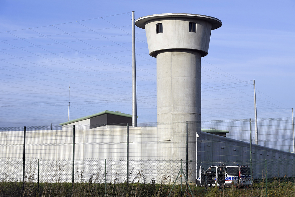 Un drone "livre" un colis dans la cour de la prison de Valence