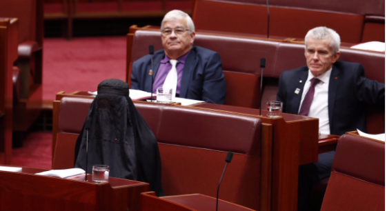 Australie: une parlementaire anti-immigration porte la burka en plein Sénat