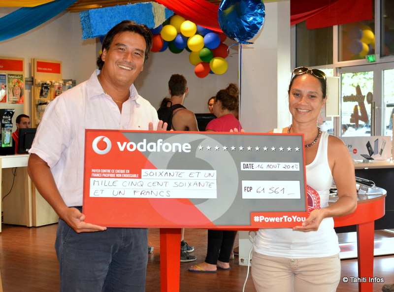 L'opérateur Vodafone (représenté par son vice-président Patrick moux) a remis ce mercredi un chèque de 61 561 Fcfp à l'association Tīai Fenua (représentée par sa trésorière Moea Pereyre)