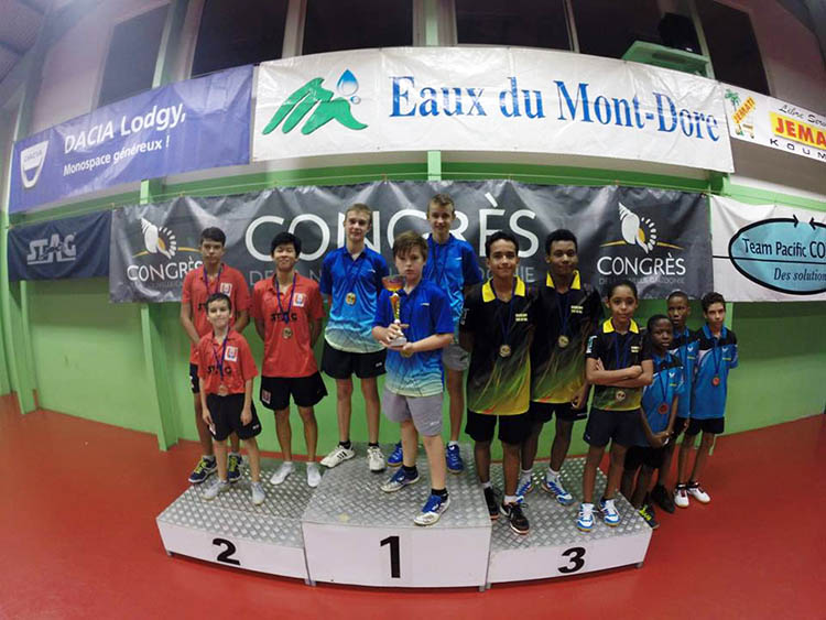 Le podium par équipes, Tahiti à gauche