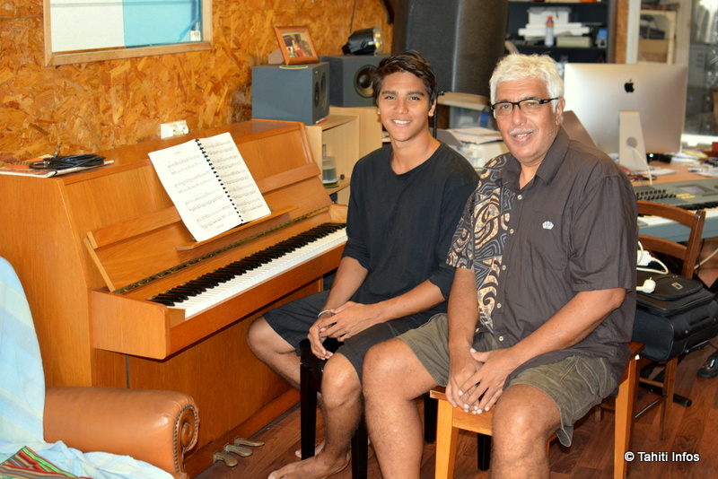 Felix Vilchez et son fils, Felix Terahiti Vilchez, dans la salle de répétition de leur maison de Faa'a.