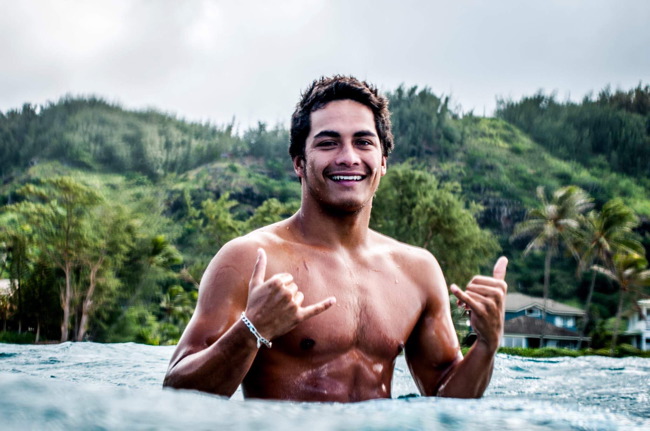 Mihimana Braye a tout pour devenir surfeur pro