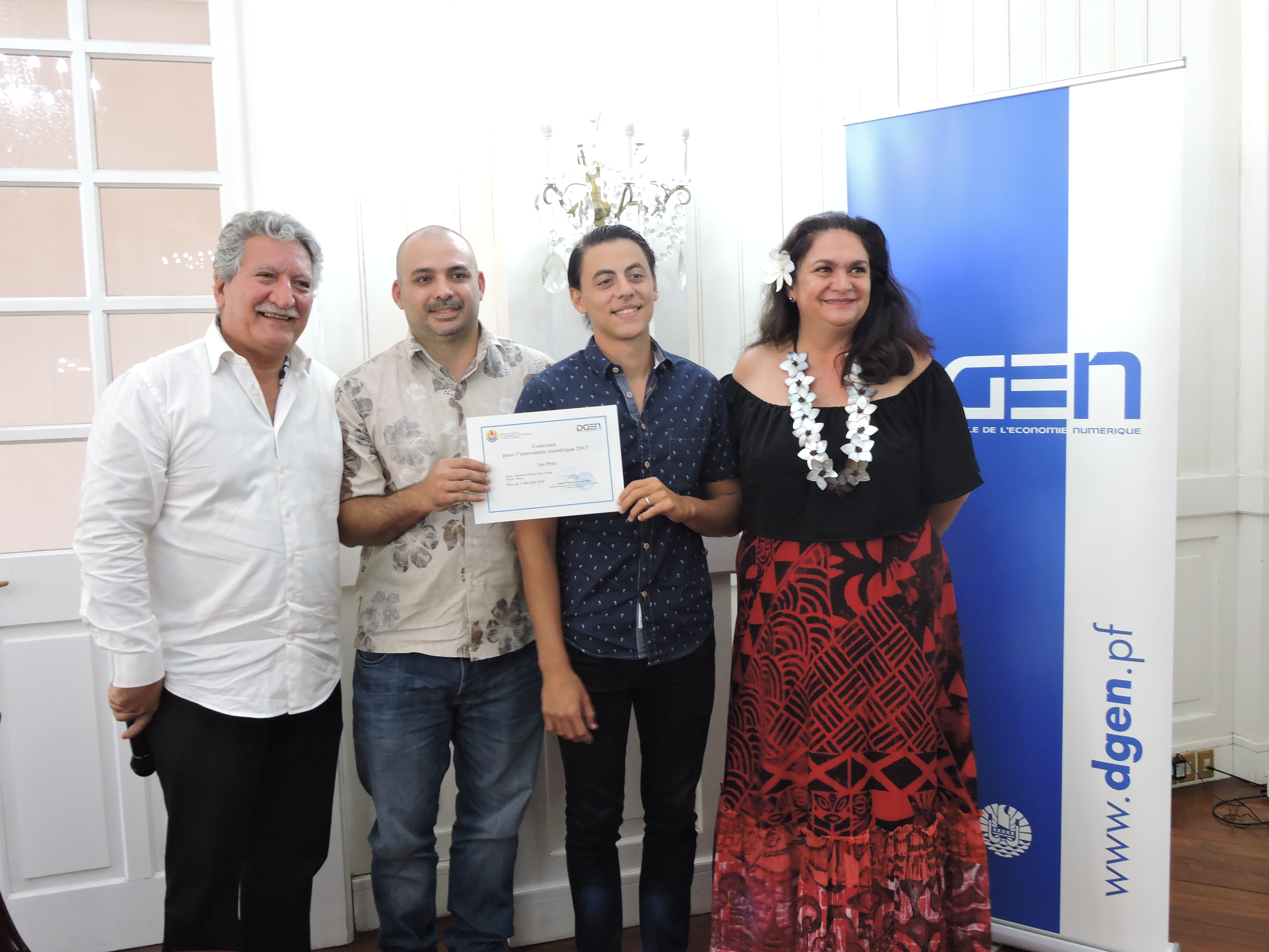Stéphanie Chang Chen Chang (absente pour la remise des prix), William Joseph et Tamatea Sachet ont remporté le premier prix du concours pour l'innovation numérique