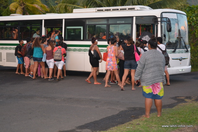 Beaucoup d'élèves prennent le transport scolaire. La plupart se lève tôt pour ne pas rater le bus.