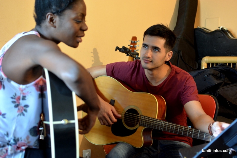 Silvio Cicero enseigne ses premiers accords à une élève totalement débutante, avec une patience infinie.