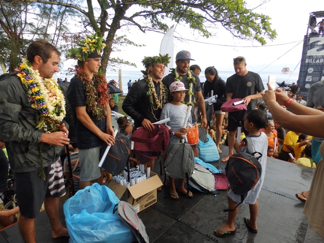90 enfants ont eu la chance de recevoir un cartable neuf de la part de légendes du surf mondial
