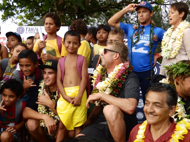 Teahupoo : les surfeurs pros ont offert 90 cartables aux enfants de la Presqu'Ile