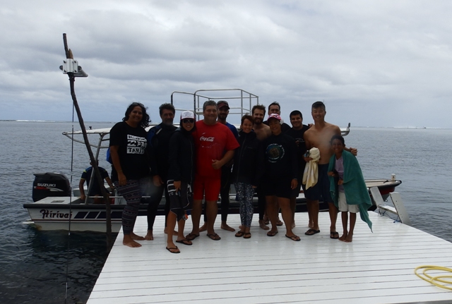 Teahupoo : les surfeurs pros ont offert 90 cartables aux enfants de la Presqu'Ile
