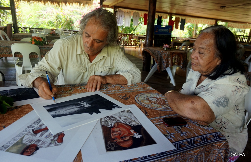 L'artiste a retrouvé les femmes polynésiennes dont il avait brossé le portrait en 2002, comme ici Mama Yvonne, à Nuku Hiva.