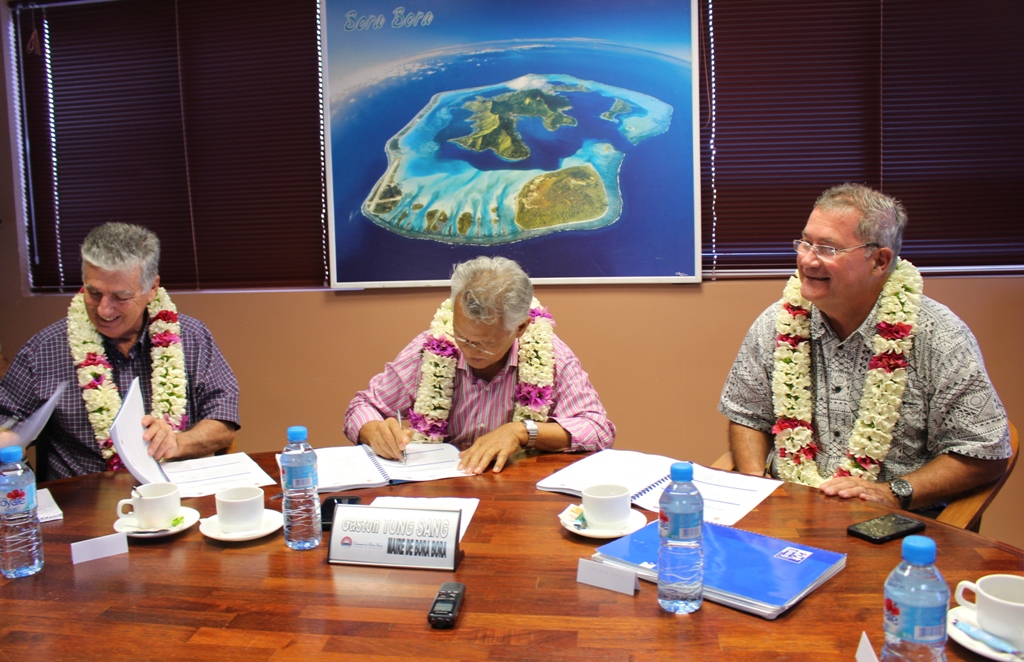 Le ministre de la Santé, le Maire de Bora Bora et le directeur de la Polynésienne des eaux (g.à.d) ont co-signé le premier PSSE de la Polynésie française.
