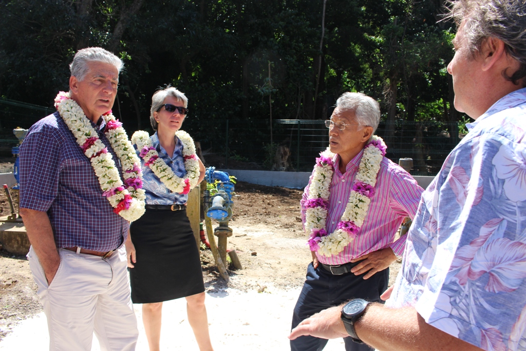 Le ministre de la Santé, la directrice régionale de l’OMS, le Maire de Bora Bora et le responsable de la Polynésienne des eaux à Bora Bora ont pris connaissance des travaux de protection des forages réalisés par la commune.
