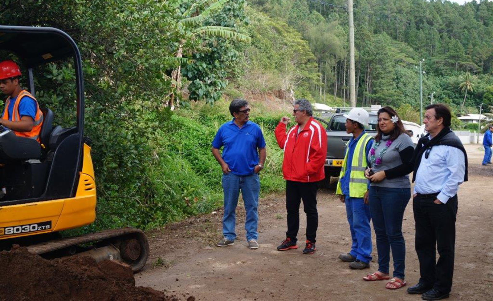 Une délégation composée du ministre du Logement, Jean-Christophe Bouissou, et de la députée Maina Sage.