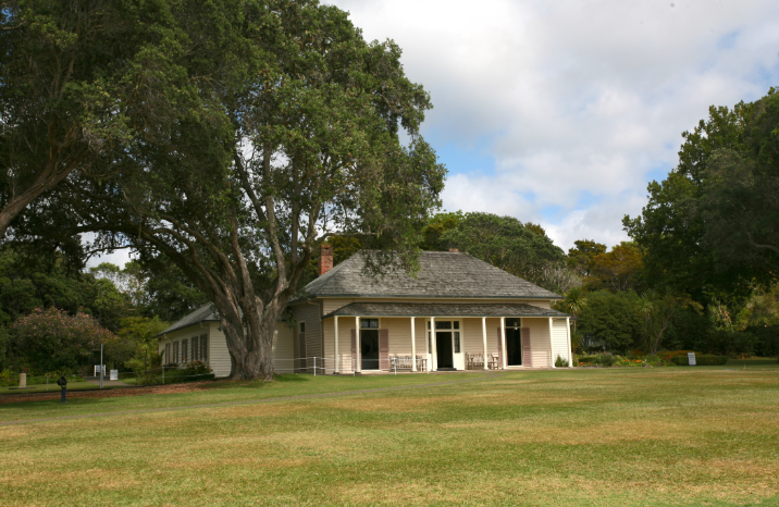 La Treaty House fut construite en plusieurs fois à partir de 1833. Elle servit de demeure à Busby, lorsqu'il prépara les tribus maories d'abord à une indépendance bien fantaisiste, puis à leur intégration dans l'empire anglais.