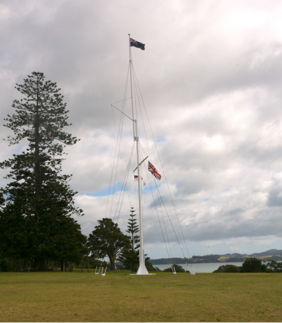 Ce mât a été dressé là même où les 45 chefs maoris signèrent le traité le 6 février 1840.