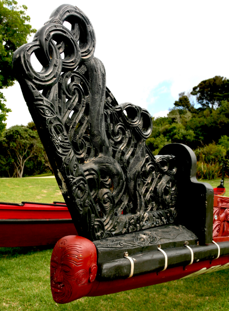 A la base des proues de pirogues, un visage maori sculpté protégeait les rameurs et guerriers des mauvais esprits sur leur route.