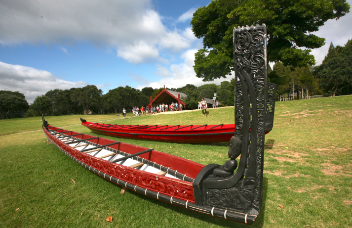 Près du rivage, des pirogues sacrées maories des tribus de la région de Waitangi.