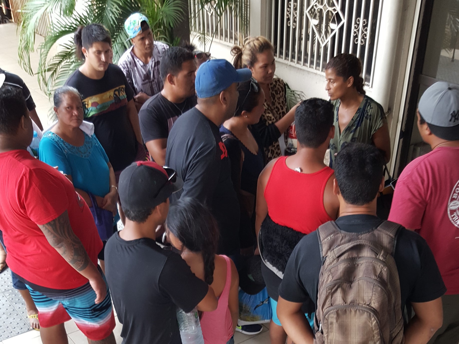 L'avocate de l'un des prévenus explique à leurs proches, qui se sont déplacés en nombre ce jeudi au palais de justice, les suites de la procédure.