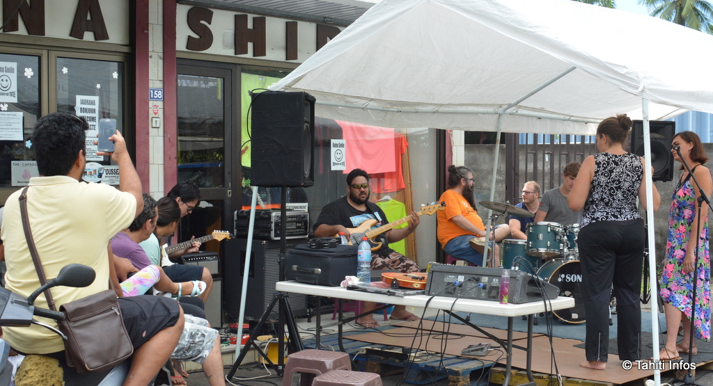 Un concert improvisé en pleine rue à Taunoa