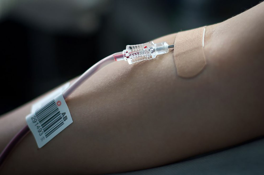 Il faut donner son sang de façon "régulière et constante", selon l'Établissement français du sang