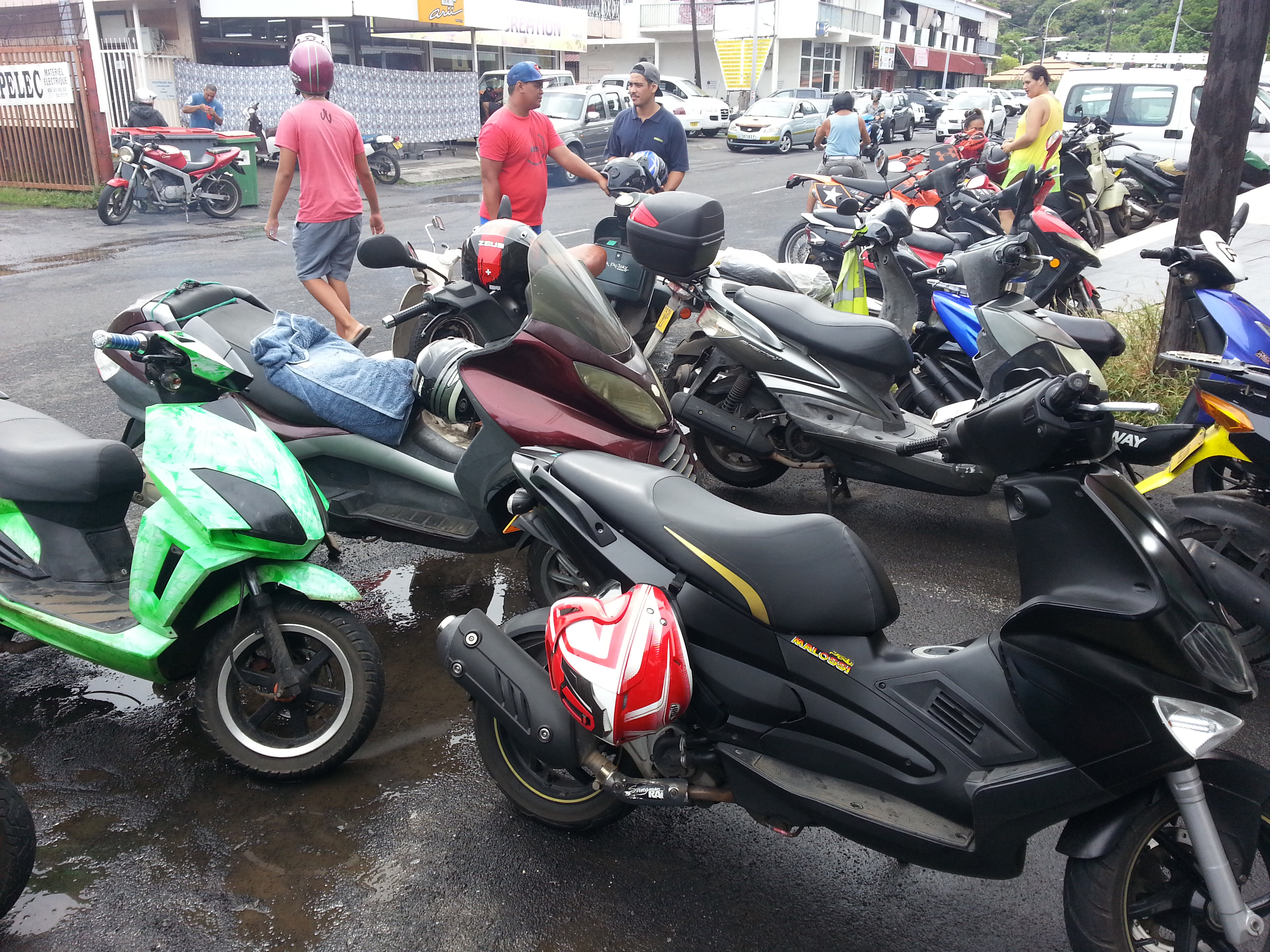 Les pilotes de deux roues paient toujours un lourd tribut à la route. Ici lors de l'opération de gendarmerie échange ton casque.
