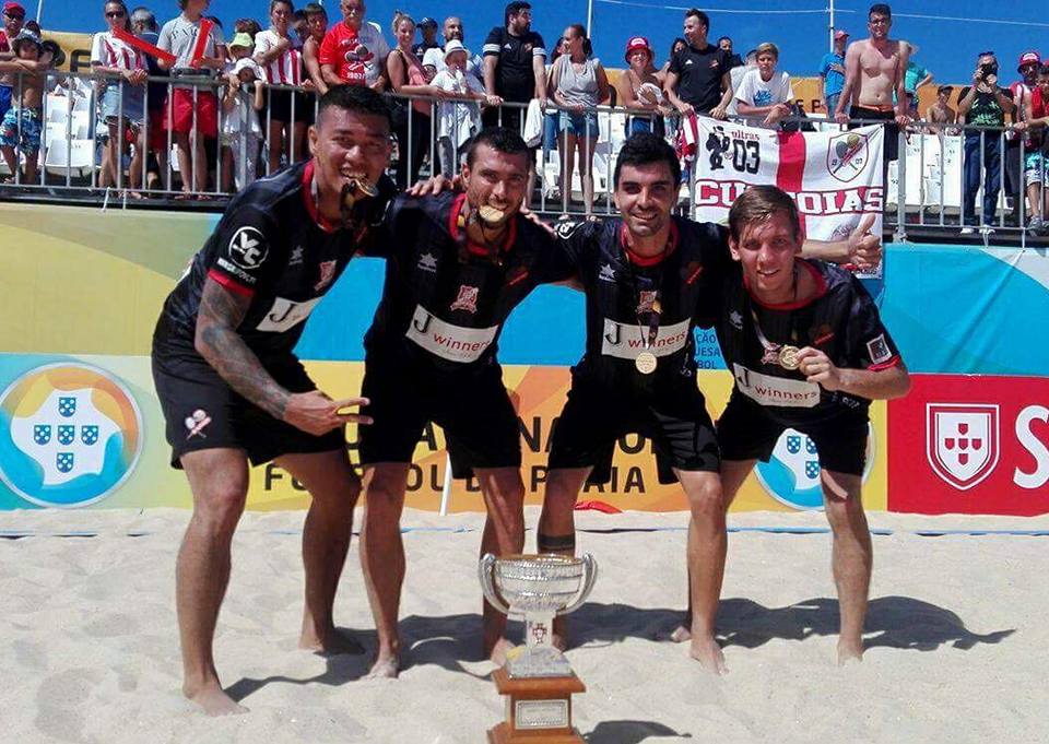 Angelo, à gauche, avec ses coéquipiers du Leixoes SC