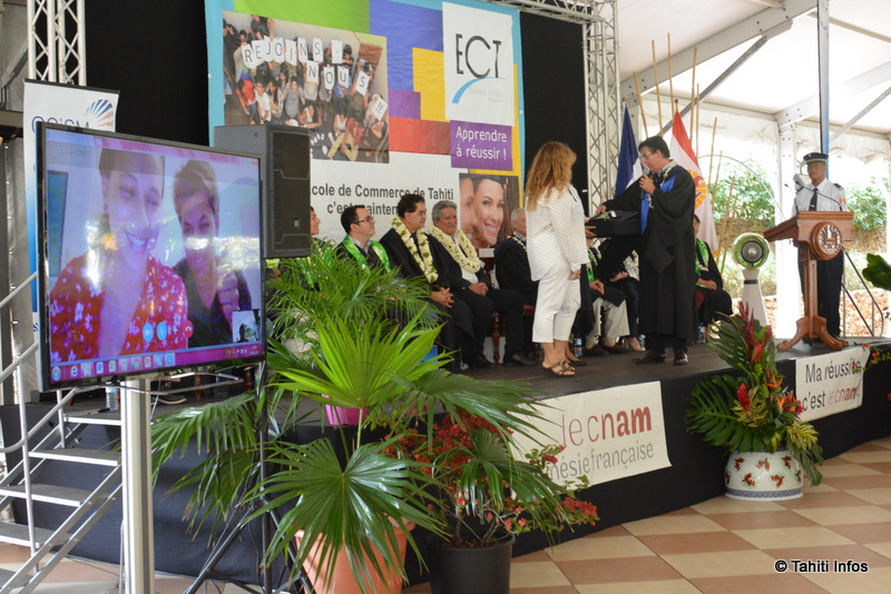 Kimberly Faaruia, major de l'ECT, est en poursuite d'études en métropole. Mais elle a assisté à sa graduation en téléconférence pendant que sa maman la représentait sur scène !